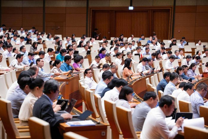 Quang cảnh phiên họp sáng 9/8