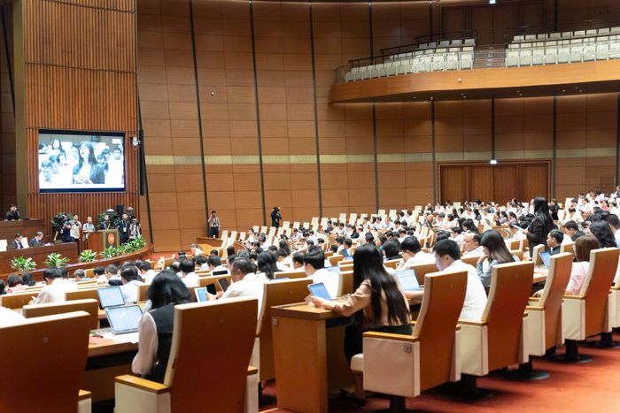 Hội trường Diên Hồng sáng 9/8