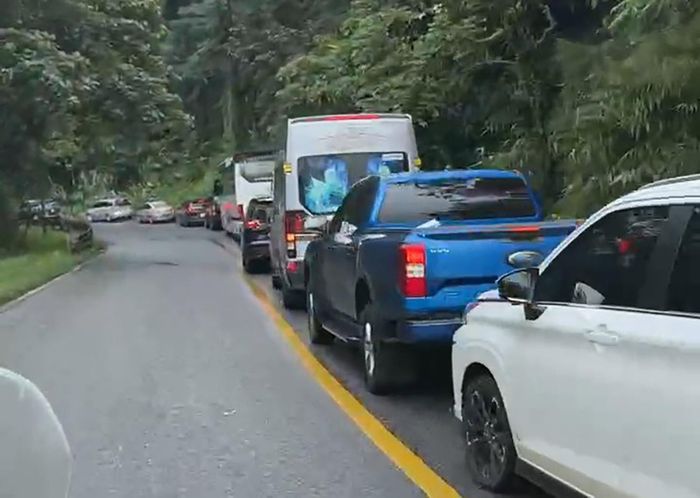 Ngay sau nhận tin báo, lực lượng CSGT tiếp cận hiện trường trong tình trạng nhiều xe ùn ứ