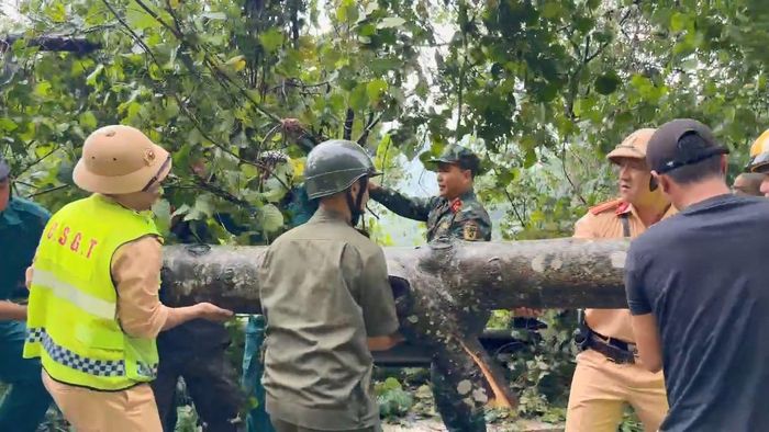 Lực lượng chức năng giải phóng hiện trường, thông xe hai chiều