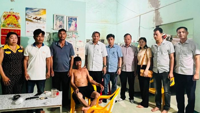 Ông Phạm Văn Nam và lãnh đạo phường Mũi Né đến thăm động viên người lao động và gia đình sớm ổn định tinh thần, vượt qua khó khăn