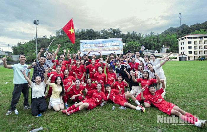 Các cầu thủ Phong Phú Hà Nam vui mừng khi giành chức vô địch Giải Bóng đá nữ U16 quốc gia năm 2026
