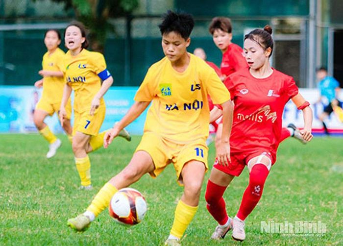Phong Phú Hà Nam (áo đỏ) lên ngôi vô địch sau khi đánh bại Hà Nội ở lượt 6 với tỷ số 1-0.