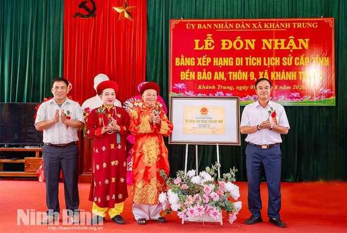 Đại diện lãnh đạo xã Khánh Trung và Ban khánh tiết đền Bảo An đón nhận Bằng xếp hạng di tích lịch sử cấp tỉnh.