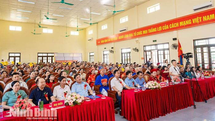 Các đại biểu dự lễ đón nhận.