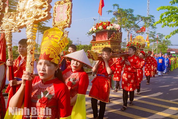 Nhân dân tổ chức rước Bẳng xếp hạng di tích lịch sử cấp tỉnh từ UBND xã về đền Bảo An.