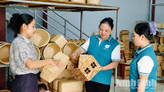 Chị Nguyễn Thị Ngọc, thôn Văn Lâm (bên trái) giới thiệu các sản phẩm thủ công mỹ nghệ.