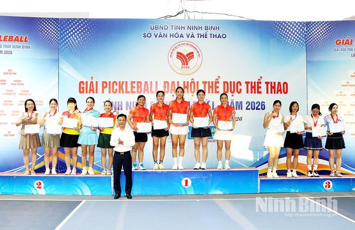 Ban tổ chức trao huy chương cho các vận động viên đạt thành tích xuất sắc nội dung đồng đội nữ.