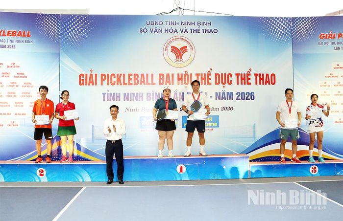 Ban tổ chức trao huy chương cho các vận động viên đạt thứ hạng cao nội dung đôi nam - nữ.