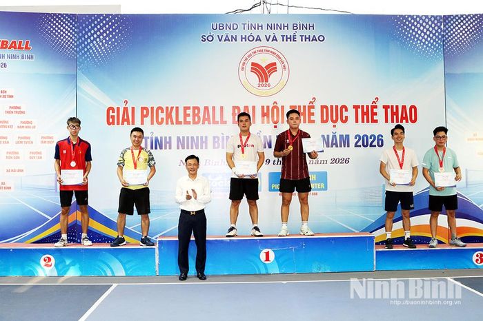 Ban tổ chức trao huy chương cho các vận động viên đạt thứ hạng cao nội dung đôi nam.