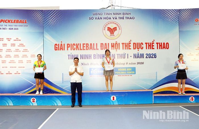 Ban tổ chức trao huy chương cho các vận động viên đạt thứ hạng cao nội dung đơn nữ.