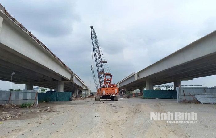 Công trường xây dựng cầu vượt trên trục T4 tại phạm vi nút giao với đường T1.