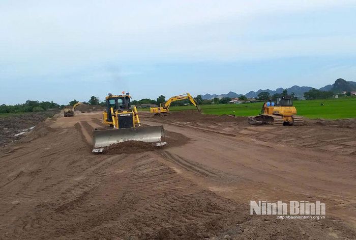 Xây dựng tuyến đường liên vùng, địa phận xã Đồng Thái.