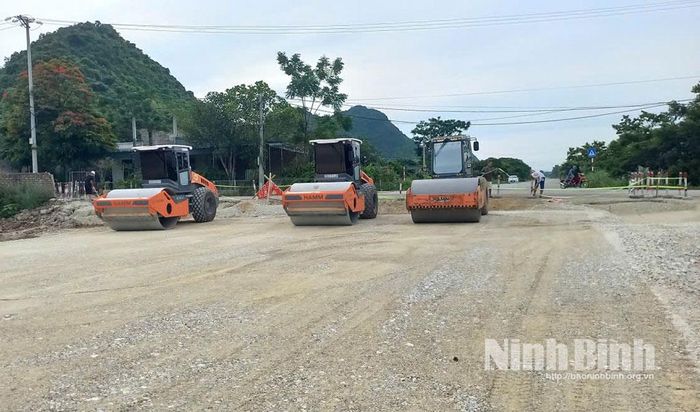 Xây dựng tuyến đường liên vùng, địa phận phường Trung Sơn.