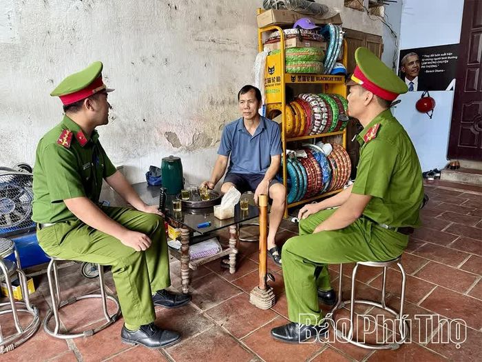 Lực lượng công an xã Lập Thạch thường xuyên bám địa bàn, nắm chắc tình hình và thường xuyên tiếp nhận tin báo từ quần chúng Nhân dân.