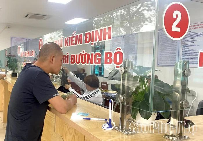 Người dân thực hiện thủ tục đăng kiểm tại quầy, hướng tới quy trình giải quyết thủ tục nhanh chóng, thuận tiện, minh bạch.
