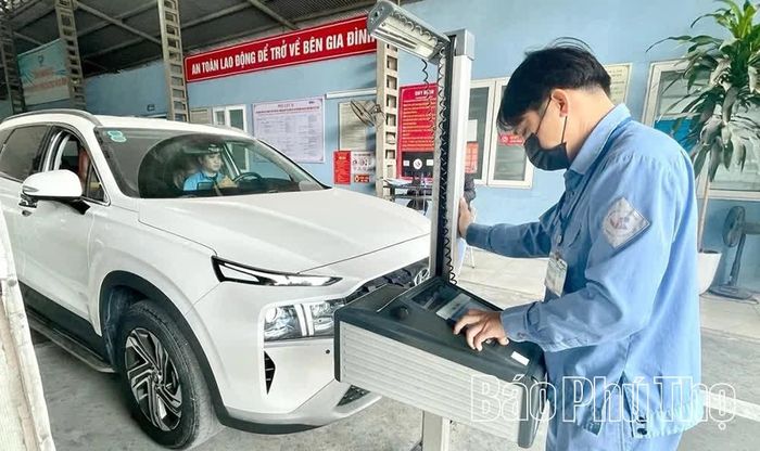 Đăng kiểm viên thực hiện kiểm tra phương tiện tại Trung tâm Đăng kiểm 1901V.