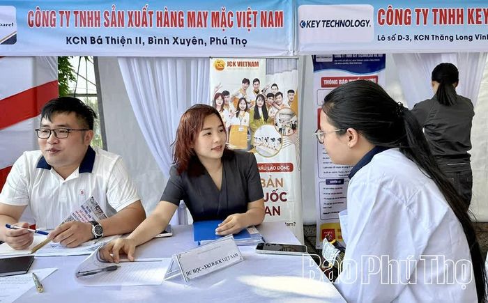 Người lao động được tư vấn về vị trí việc làm, ngành nghề và nhu cầu tuyển dụng của các doanh nghiệp.