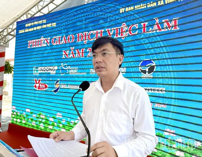 Lãnh đạo UBND xã Vĩnh Tường phát biểu tại phiên giao dịch việc làm.