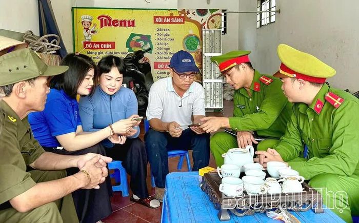 Công an xã Nguyệt Đức phối hợp với các đoàn thể hỗ trợ người dân đăng ký, tích hợp tài khoản an sinh xã hội.
