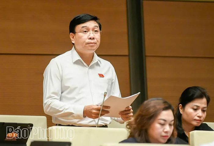 Đại biểu Quốc hội tỉnh Phú Thọ Nguyễn Văn Mạnh thảo luận ở hội trường.