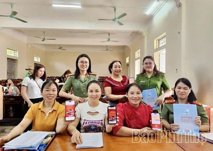 Công an xã Thung Nai tích cực hỗ trợ người dân cài đặt, tích hợp tài khoản an sinh xã hội trên VNeID.
