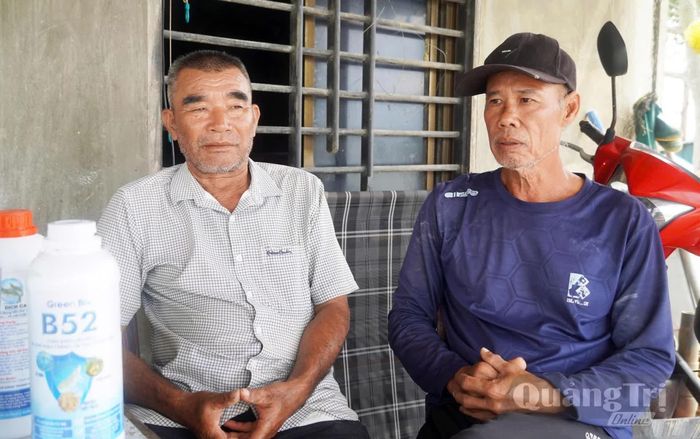 Ông Trần Đình Lẫm (bên trái) và ông Trần Phương Hà (bên phải), những "lão tướng" của nghề nuôi tôm - Ảnh: N.M
