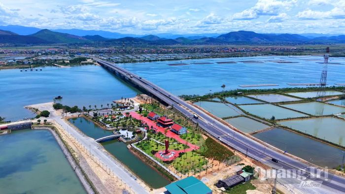 Khu Di tích lịch sử quốc gia đặc biệt Bến phà Gianh bên cạnh tuyển đường quốc lộ 1A - Ảnh: T.H