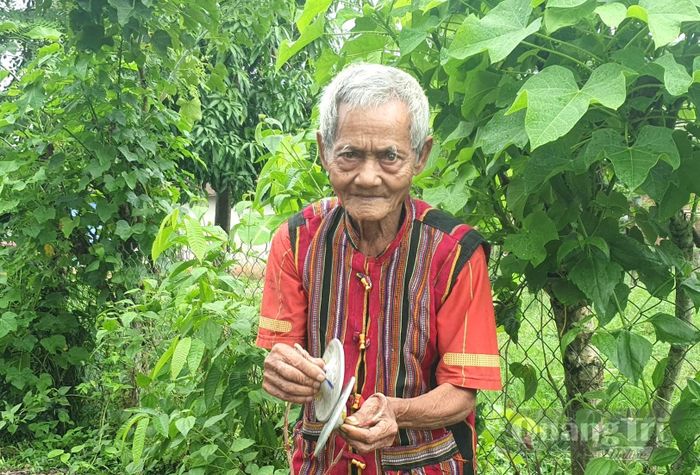 Nghệ nhân Ăm Nhờ kiểm tra âm thanh chiếc xập xõa - Ảnh: S.H