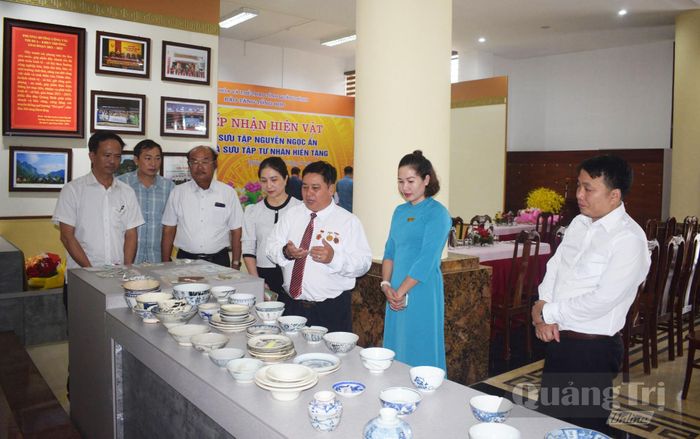 Nhà sưu tầm Nguyễn Ngọc Ẩn giới thiệu về các hiện vật hiến tặng cho Bảo tàng Tổng hợp Quảng Bình (cũ) năm 2023 - Ảnh: Bảo tàng tỉnh