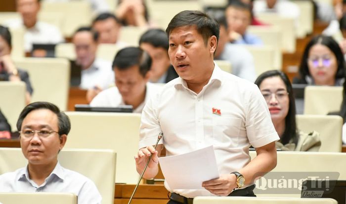 Đồng chí Nguyễn Khánh Vũ, Bí thư Đảng ủy, Chủ tịch HĐND phường Quảng Trị thảo luận tại phiên họp - Ảnh: N.M
