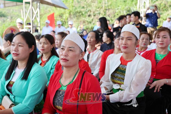 Nhân dân dự khai mạc