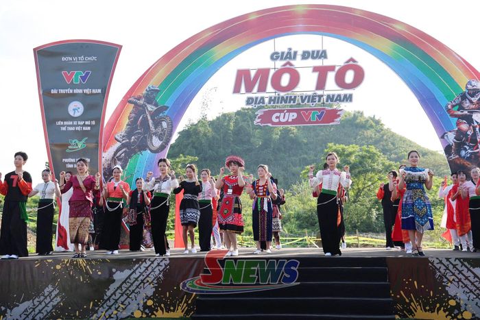 Tiết mục múa Vũ điệu Kết đoàn tại lễ khai mạc.
