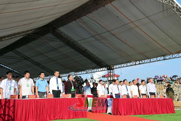 Các đại biểu thực hiện nghi lễ chào cờ.