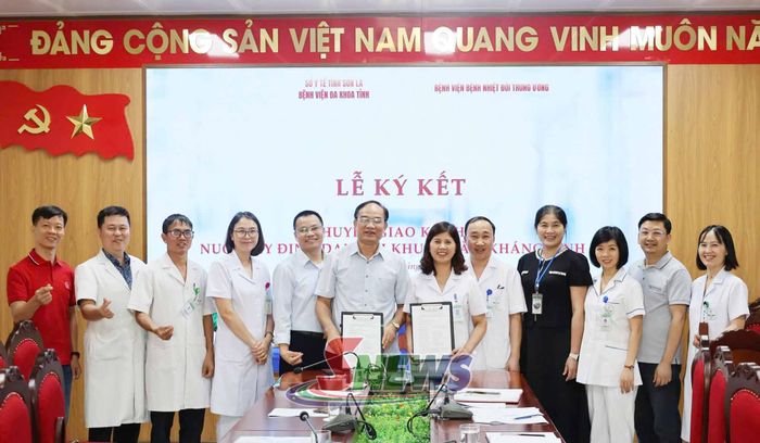 Lãnh đạo Bệnh viện Nhiệt đới Trung ương và Bệnh viện Đa khoa tỉnh ký kết chuyển giao kỹ thuật "Nuôi cấy định danh vi khuẩn làm kháng sinh đồ".