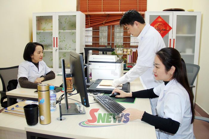 Cán bộ Phòng Bảo tồn - Bảo tàng, Trung tâm Văn hóa, Thể thao tỉnh scan bộ sách chữ Thái cổ.