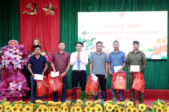 Lãnh đạo xã Chiềng Khương tặng quà cho các tập thể, cá nhân có nhiều thành tích trong Phong trào Toàn dân bảo vệ ANTQ.