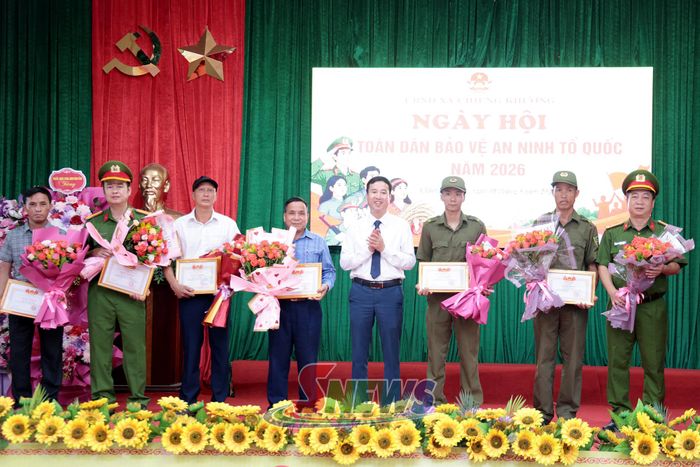 Lãnh đạo xã Chiềng Khương tặng giấy khen cho các tập thể, cá nhân.