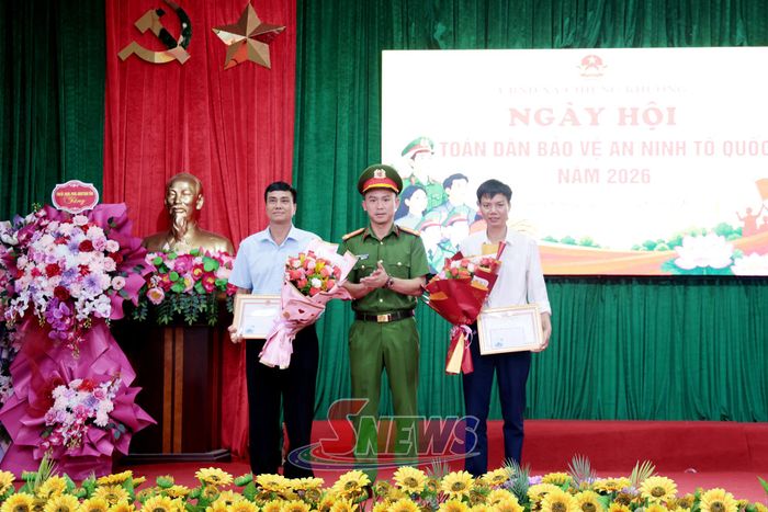 Lãnh đạo Công an tỉnh tặng giấy khen cho 1 tập thể, 1 cá nhân.
