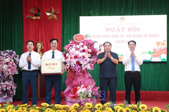 Đồng chí Chá A Của tặng hoa và quà chúc mừng xã Chiềng Khương.