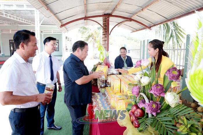 Các đại biểu tham quan gian hàng của Hợp tác xã Dịch vụ nông nghiệp Ngoan Hậu, xã Chiềng Khương.