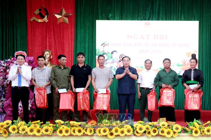 Đồng chí Chá A Của và lãnh đạo xã Chiềng Khương tặng quà cho các tập thể, cá nhân tiêu biểu trong Phong trào Toàn dân bản vệ ANTQ.