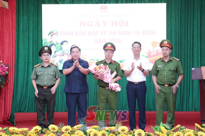 Đồng chí Chá A Của và lãnh đạo xã Sông Mã tặng hoa mô hình “Giúp đỡ người lầm lỡ tái hòa nhập cộng đồng” tại bản Là.