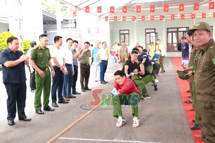 Các đội thi kéo co tại ngày hội.