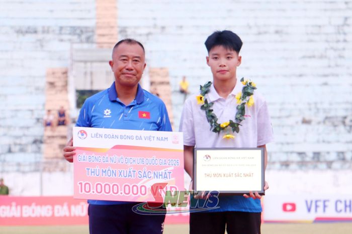 Ban tổ chức trao giải cho thủ môn xuất sắc nhất