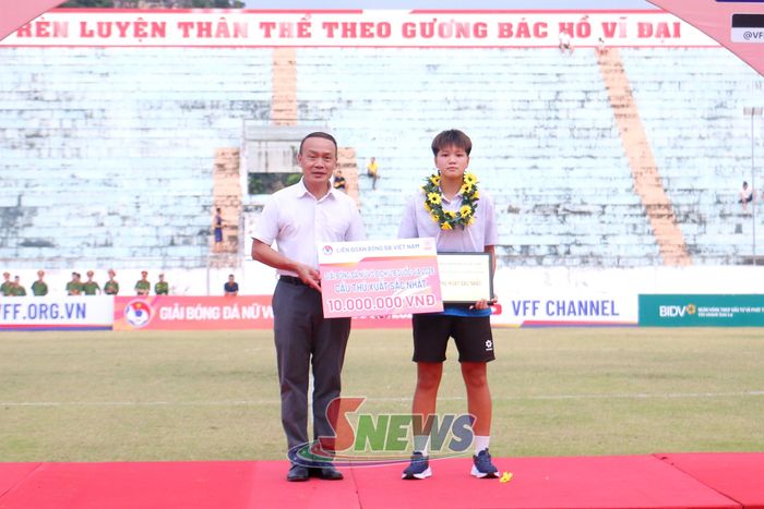 Tổng thư ký LĐBĐVN trao giải cho cầu thủ xuất sắc nhất