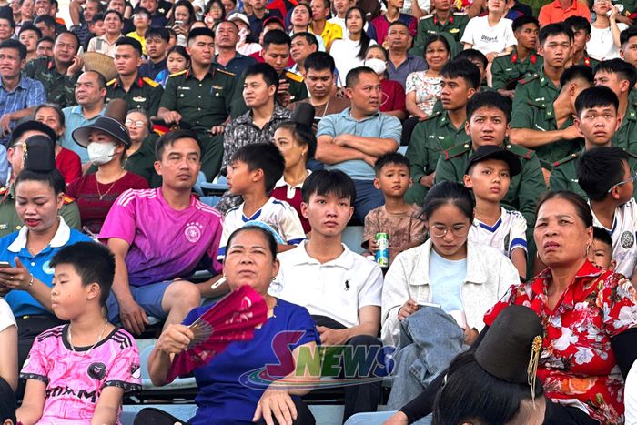 Đông đảo khán giả tới xem và cổ vũ