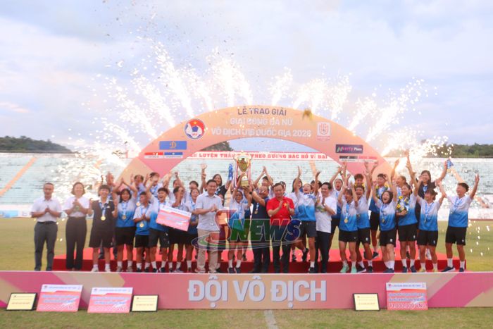 Ban tổ chức trao giải Vô địch cho đội tuyển Phong phú Hà Nam