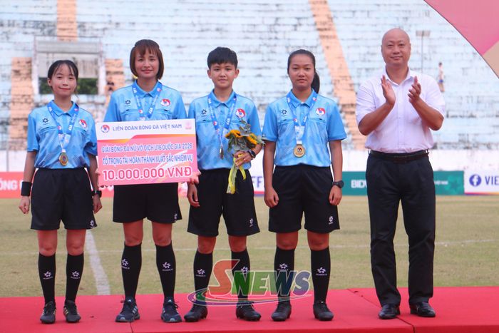 Ban tổ chức tặng quà cho tổ trọng tài của trận đấu