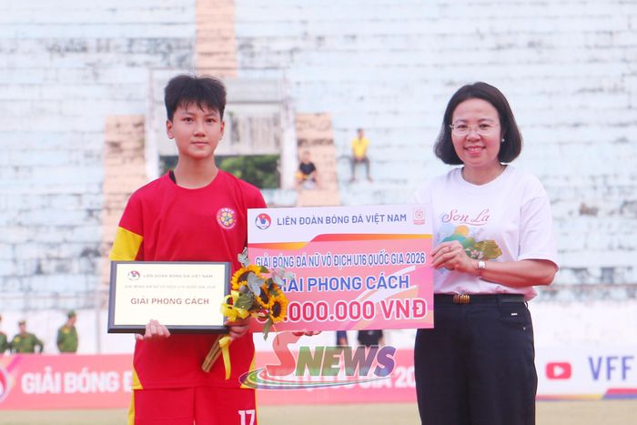 Bà Hoàng Thị Đôi - Uỷ viên BCH Đảng bộ tỉnh, Giám đốc Sở Văn hoá, thể thao và du lịch tỉnh trao giải phong cách cho cầu thủ
